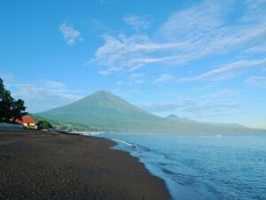 Gunung Agung Puncak tertinggi di Pulau Dewata