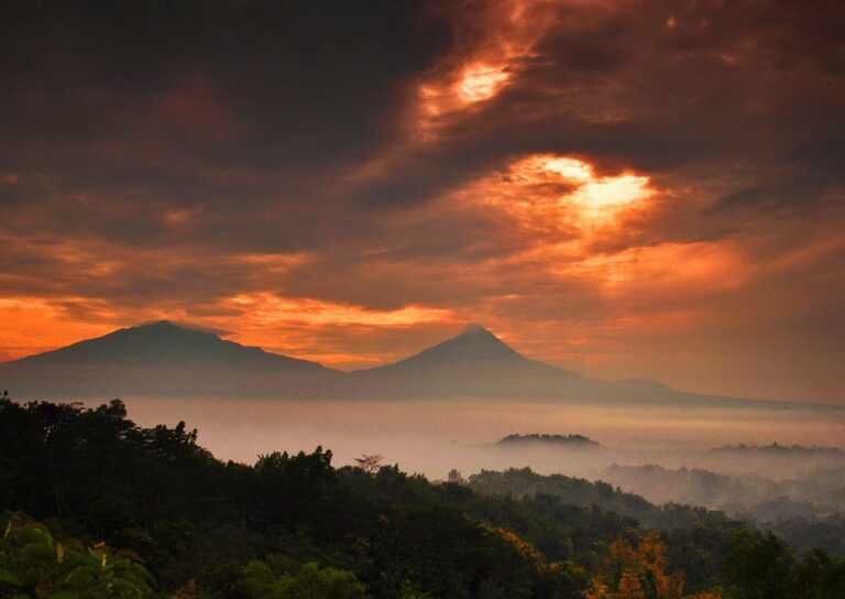 Matahari terbit di Punthuk Setumbu