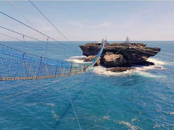 Jembatan Gantung Pantai