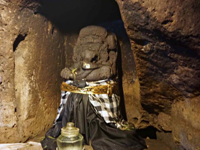 Patung dalam Goa Gajah