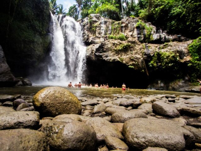 Mandi Air Terjun