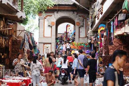 Aktivitas wisatawan di pasar seni ubud