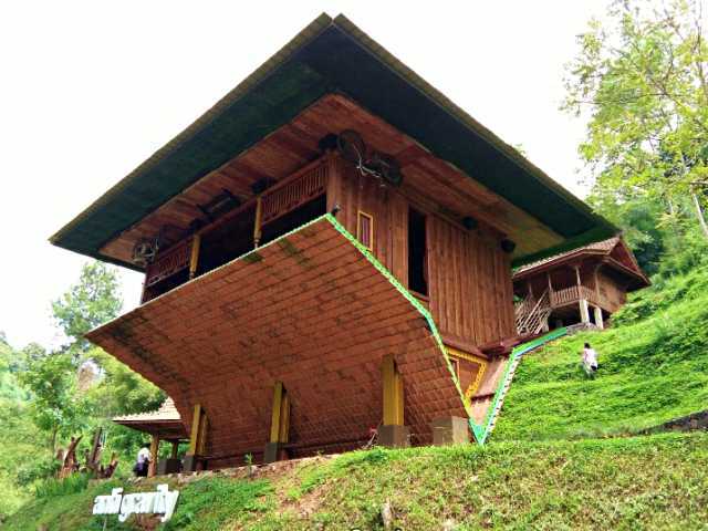 rumah terbalik