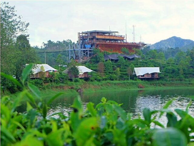 Kapal Pinisi Restoran Glamping Lakeside Rancabali