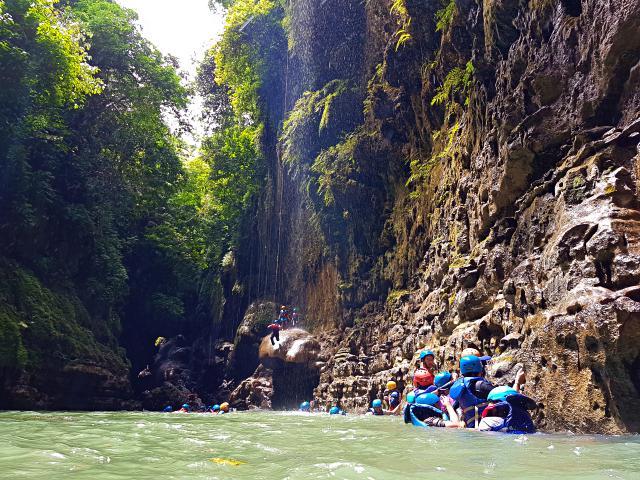 Cukang Taneuh - Green Canyon Pangandaran