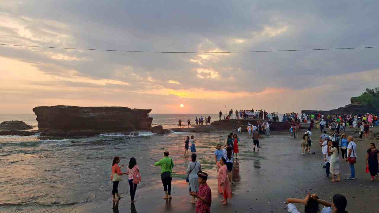 tanah lot temple at sunset 