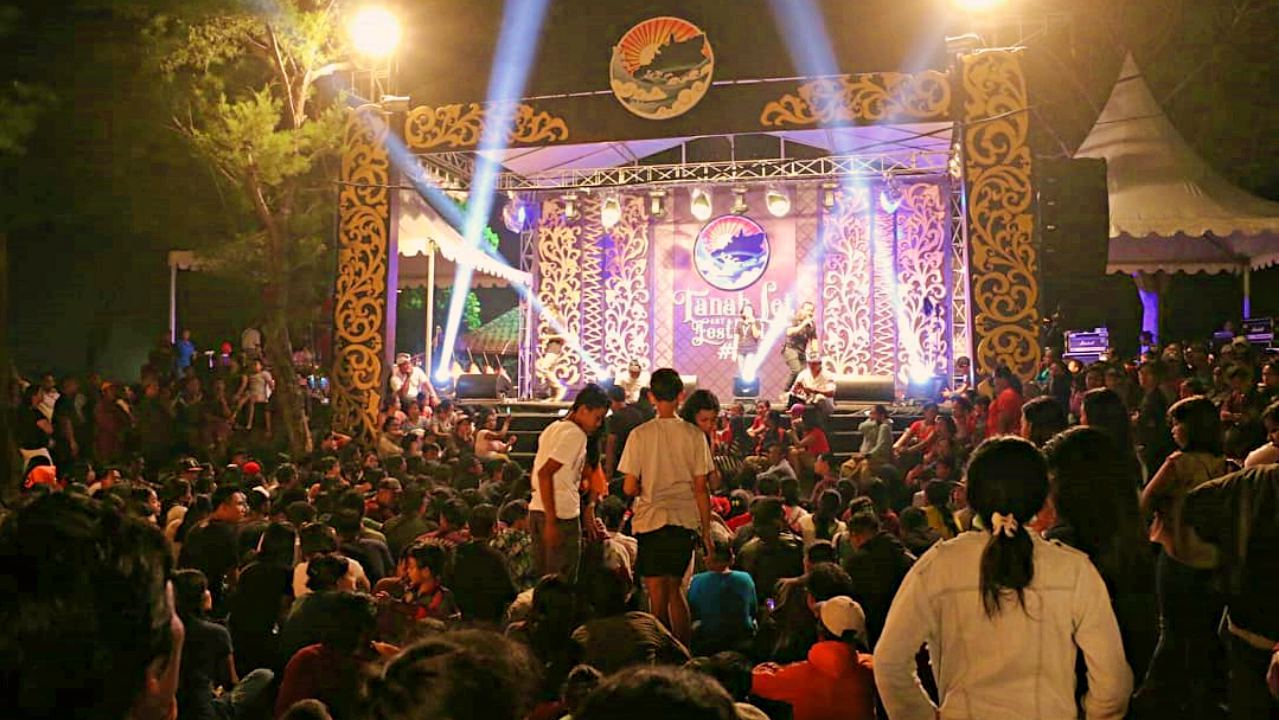music performance tanah lot festival