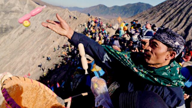 Yadnya Kasada Bromo offerings