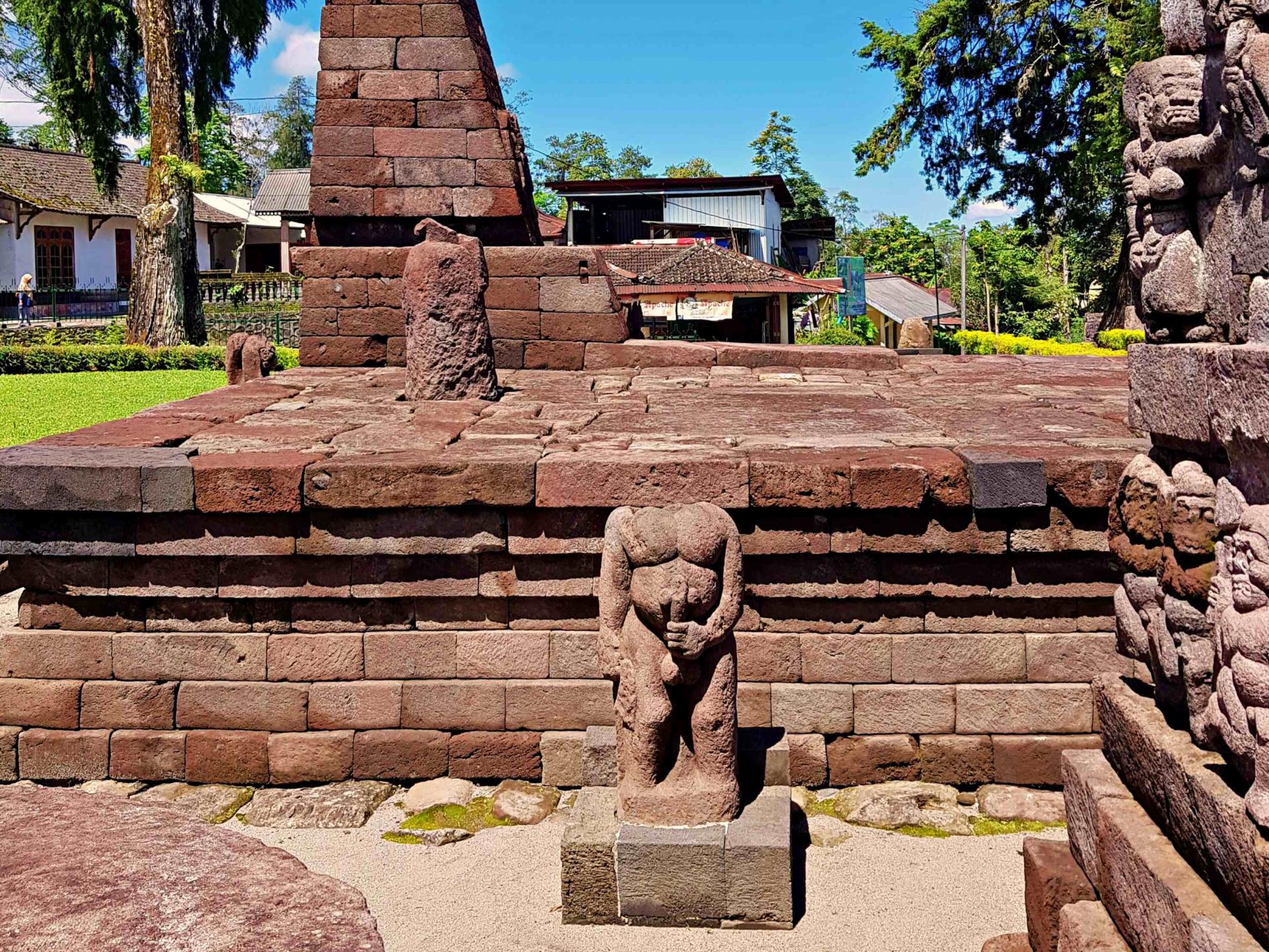 lingga statue candi sukuh