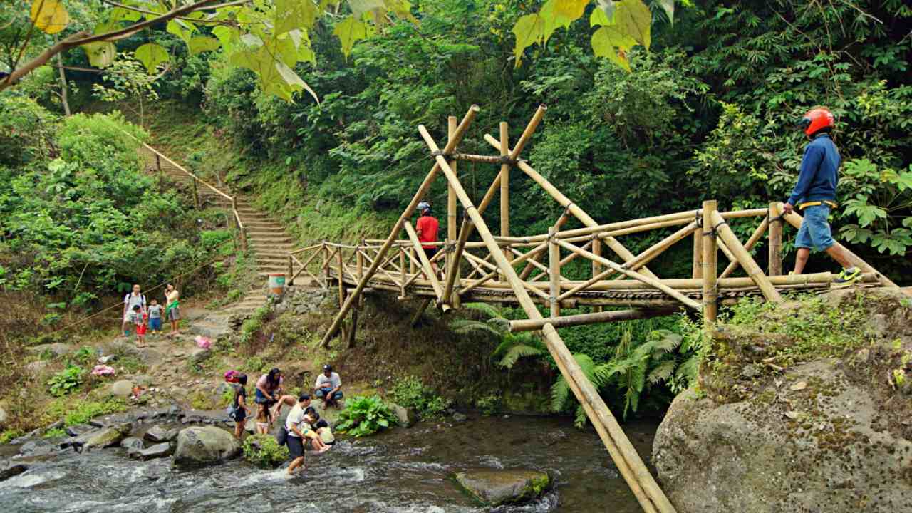 coban pelangi bridge 