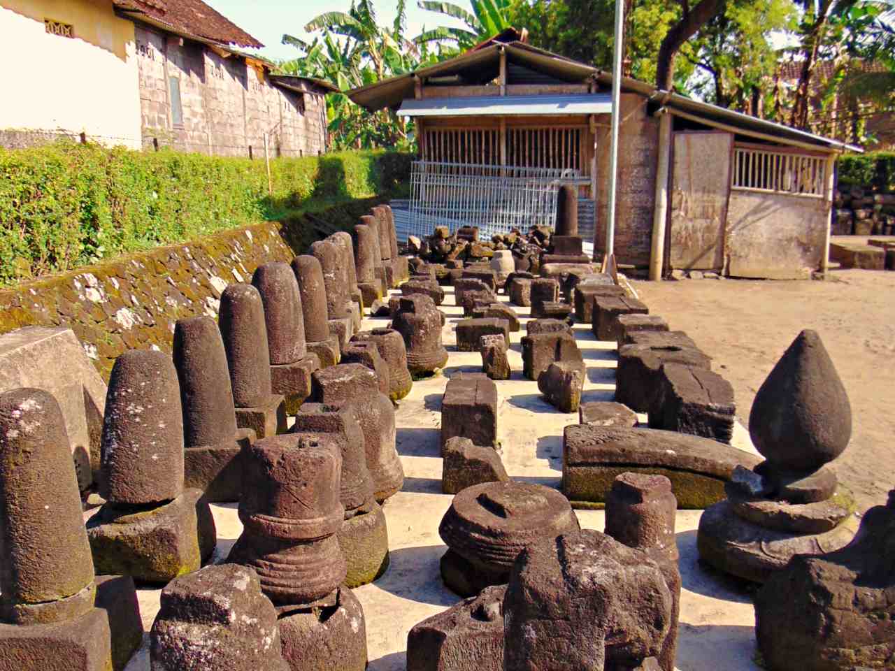 The temple statues and ruin pieces 