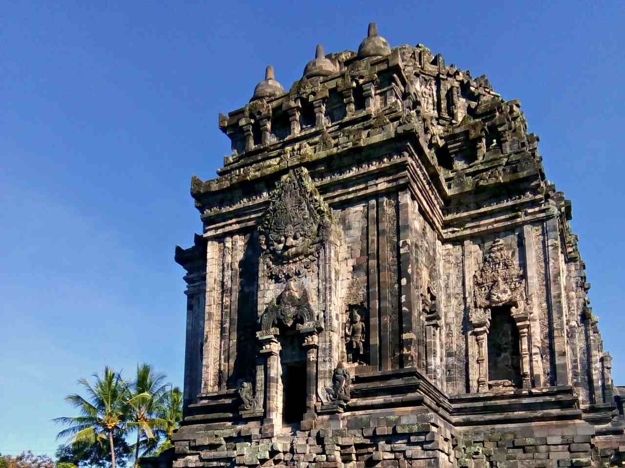 Huge Kalamakara face at the door 