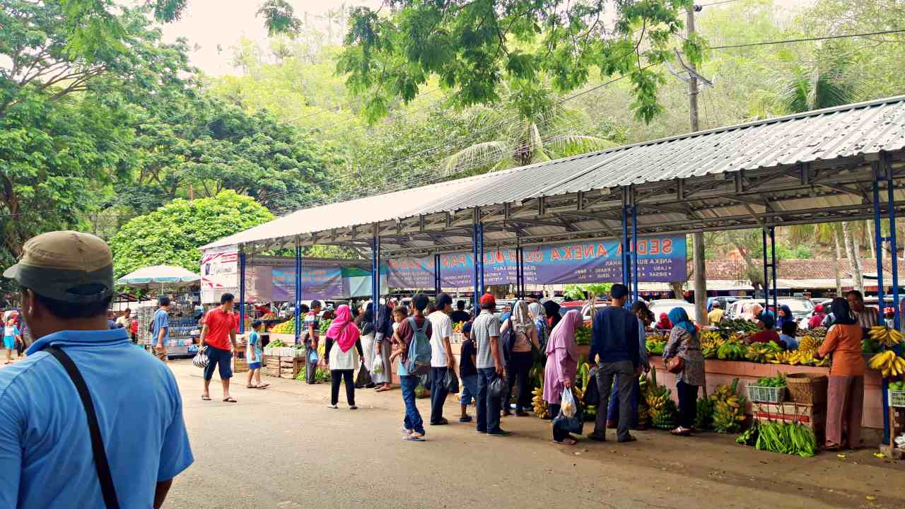 fruit market in the beach parking area.