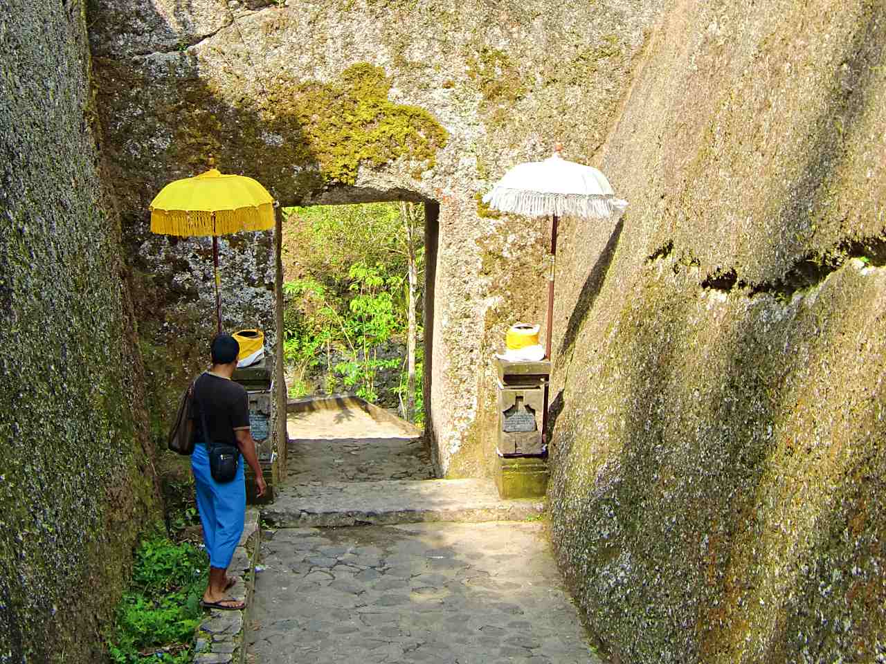 path to gunung kawi temple 