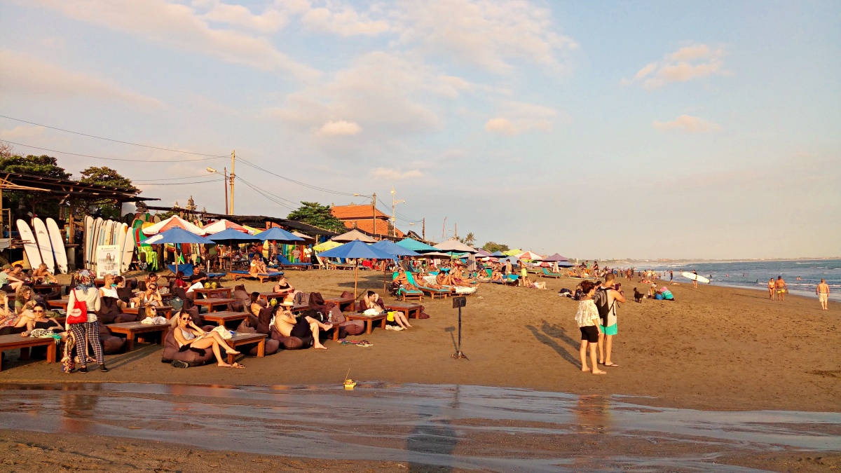 batu bolong beach crowds 