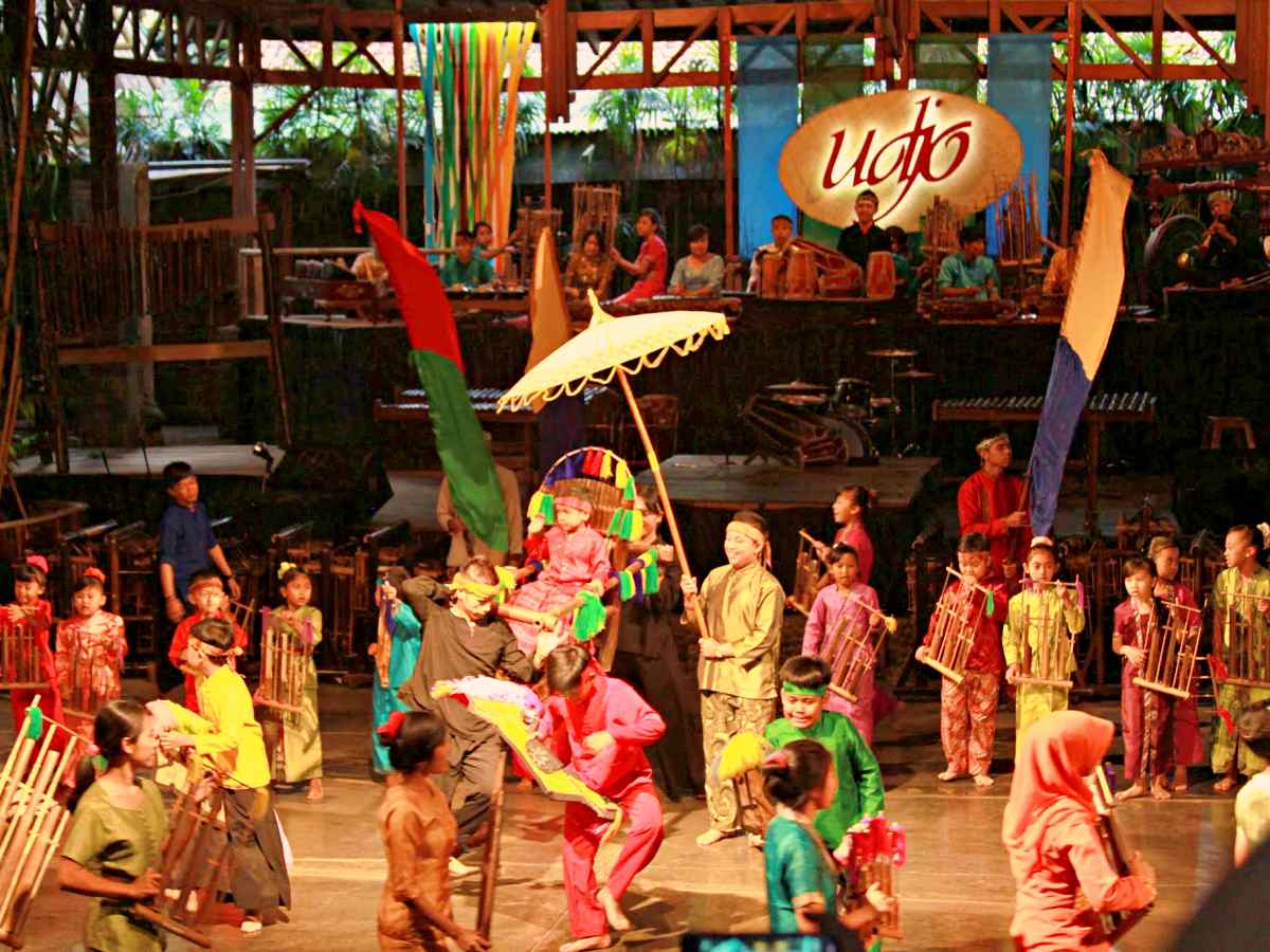 helaran show saung angklung udjo