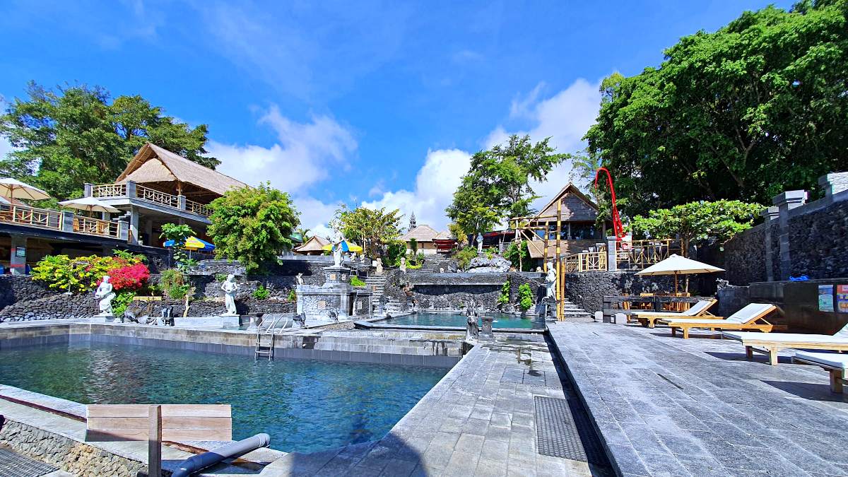 pool and sun lounge 