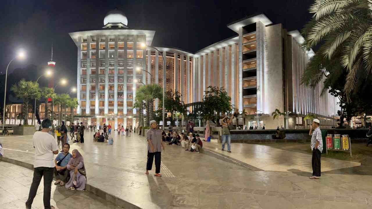 the mosque at night 