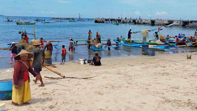 fisherman in jimbaran
