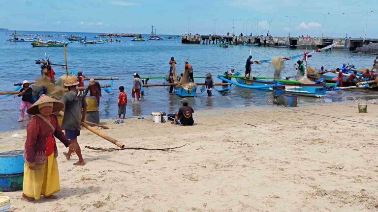 fisherman in jimbaran