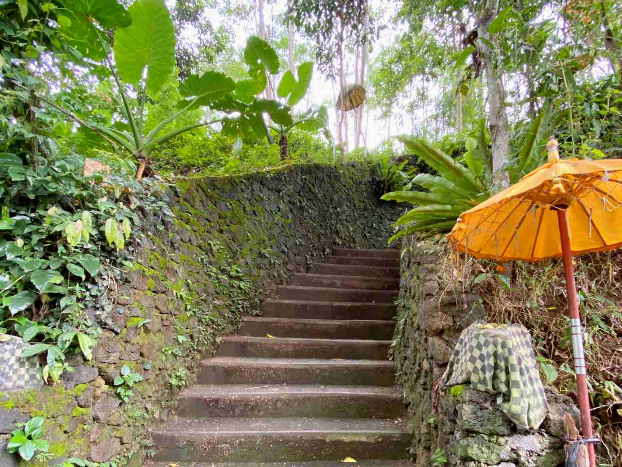 kanto lampo waterfall stairs 