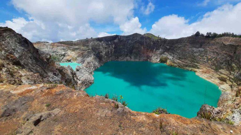 kelimutu crater lakes