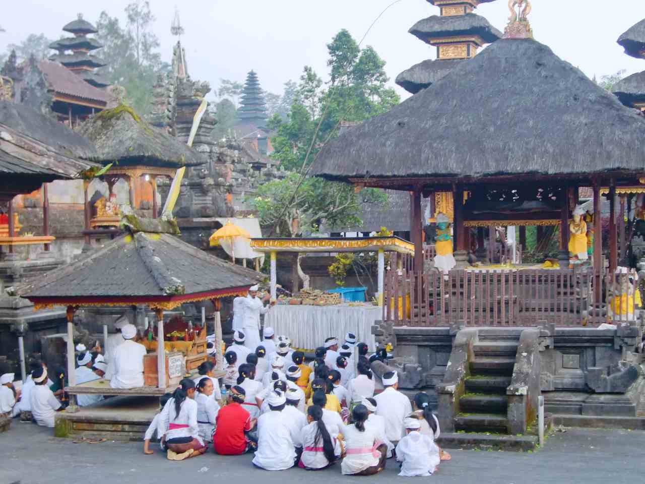 rituals and praying at Besakih Temple 