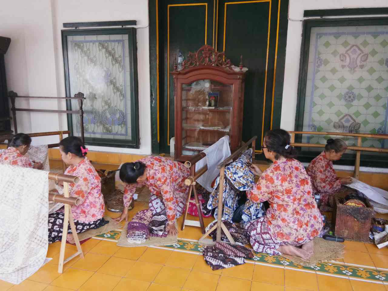 making batik tulis 
