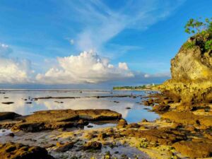 bingin beach and cliff