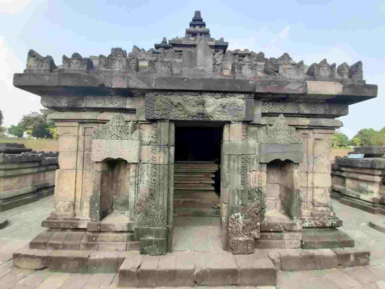 dwarpala carving 