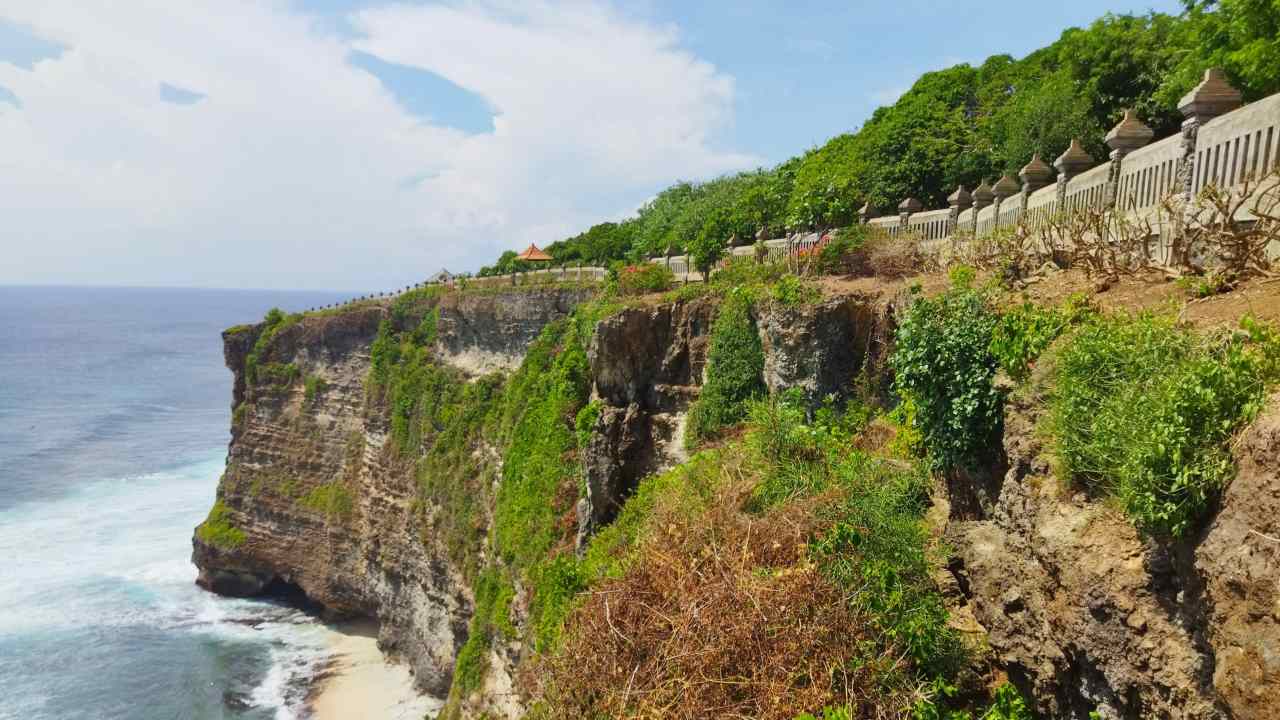 uluwatu temple facing the ocean 
