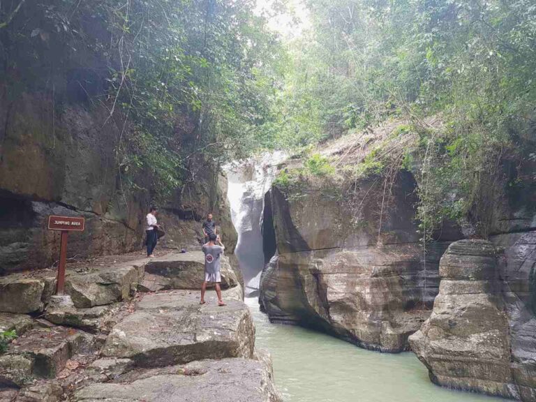 cunca wulang waterfall and jumping area
