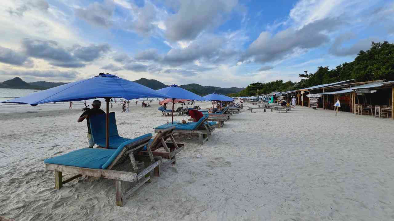 beach chair for rent in Selong Belanak beach 